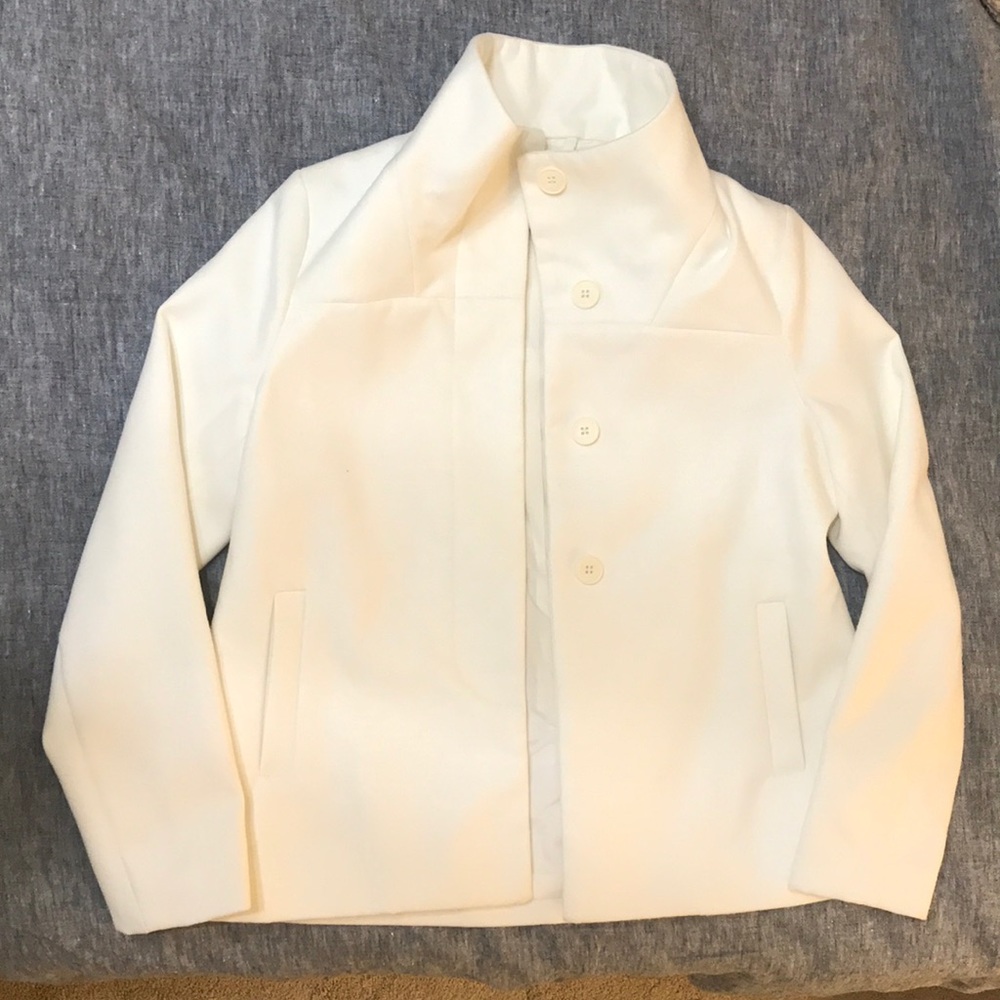 Beautiful white pea coat!